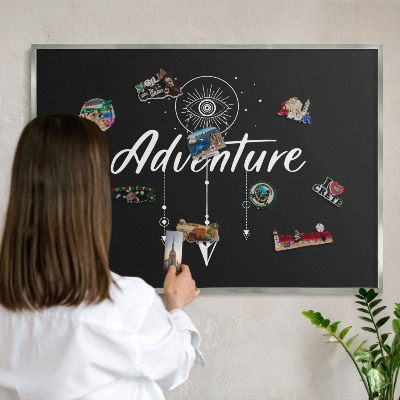 Magneetbord voor souvenir magneten met zilveren lijst Avontuur wacht.