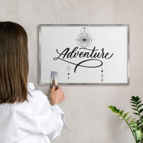 Decoratief metalen magneetbord in een zilveren lijst Typografisch avontuur
