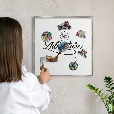 Decoratief metalen magneetbord in een zilveren lijst Typografisch avontuur
