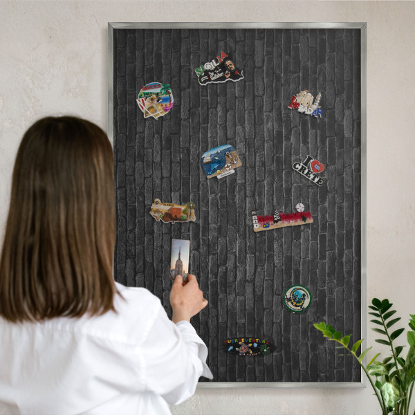 Decoratief metalen magneetbord in een zilveren lijst Bakstenen muur