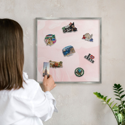 Magneetbord voor souvenir magneten met zilveren lijst Delicaat roze