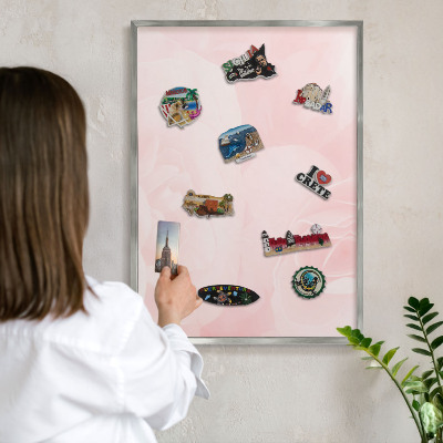 Magneetbord voor souvenir magneten met zilveren lijst Delicaat roze
