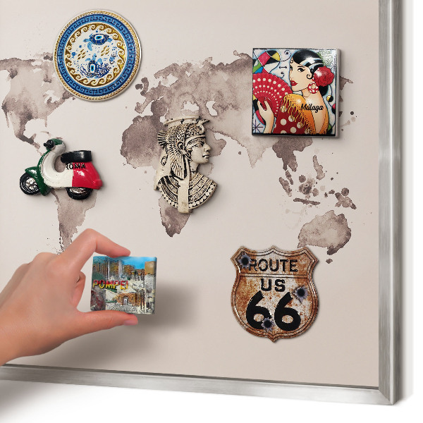 Magneetbord voor souvenir magneten met zilveren lijst Wereldkaart