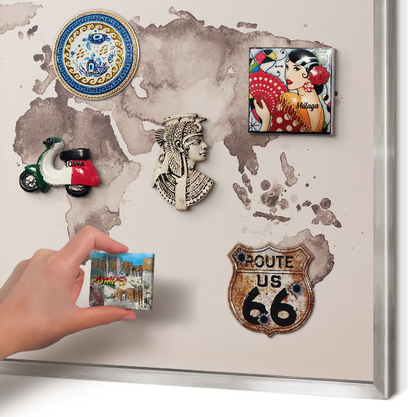 Magneetbord voor souvenir magneten met zilveren lijst Wereldkaart