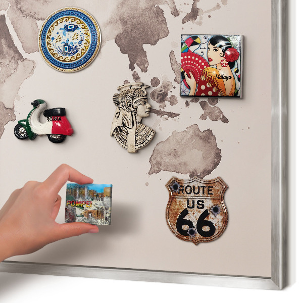 Magneetbord voor souvenir magneten met zilveren lijst Wereldkaart