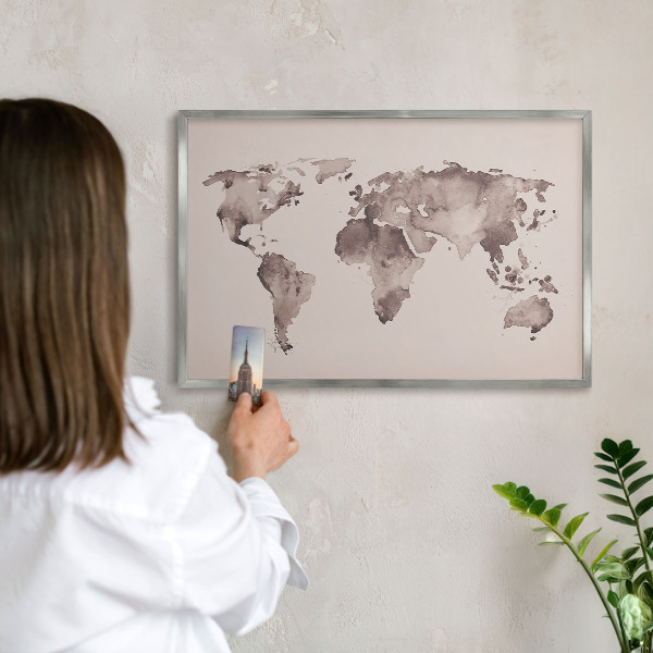 Magneetbord voor souvenir magneten met zilveren lijst Wereldkaart