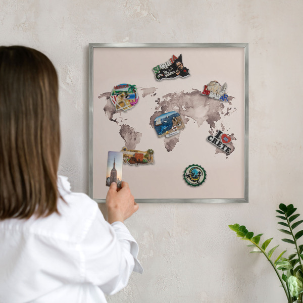 Magneetbord voor souvenir magneten met zilveren lijst Wereldkaart