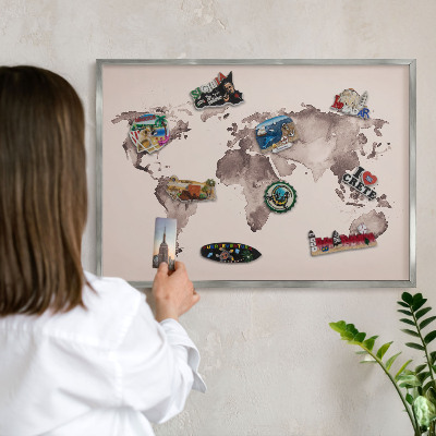 Magneetbord voor souvenir magneten met zilveren lijst Wereldkaart