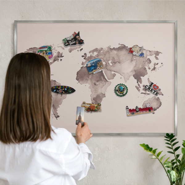Magneetbord voor souvenir magneten met zilveren lijst Wereldkaart
