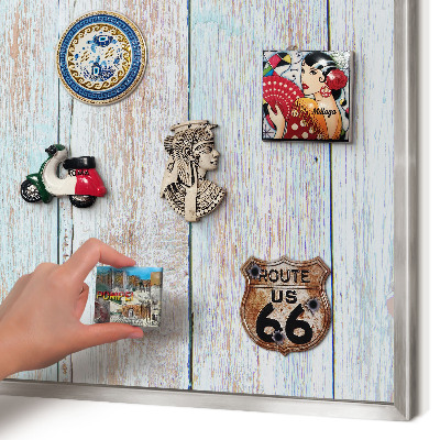 Decoratief metalen magneetbord in een zilveren lijst Rustieke planken