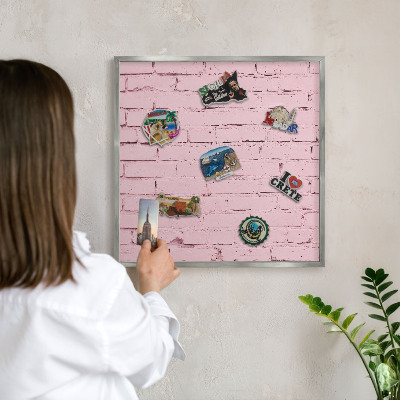Magneetbord voor souvenir magneten met zilveren lijst Roze baksteen