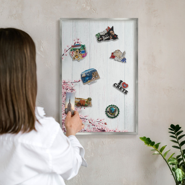 Decoratief metalen magneetbord in een zilveren lijst Bloeiende elegantie