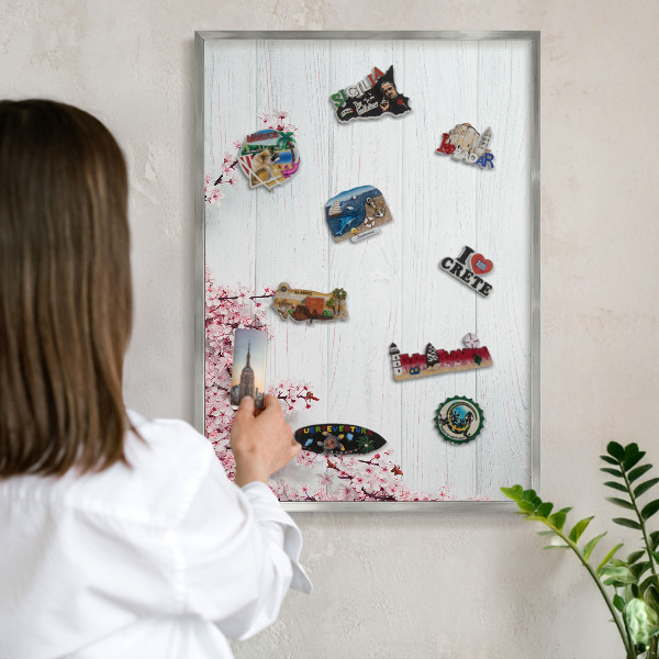 Decoratief metalen magneetbord in een zilveren lijst Bloeiende elegantie