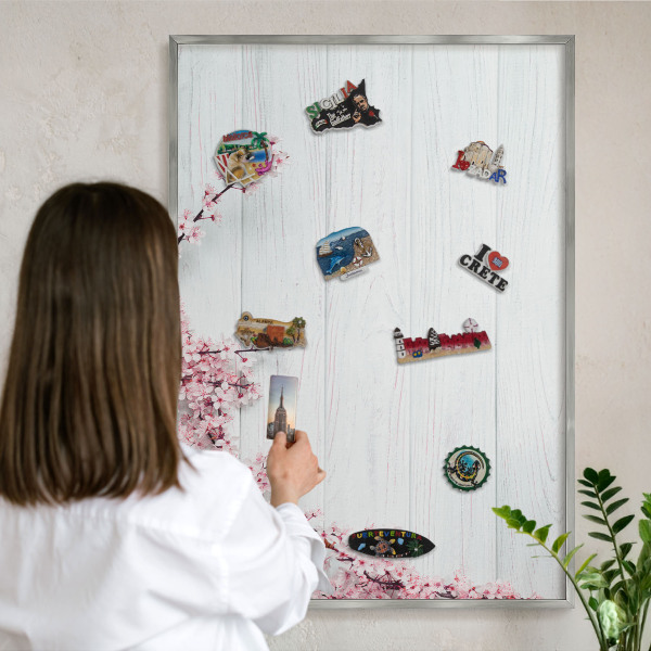 Decoratief metalen magneetbord in een zilveren lijst Bloeiende elegantie