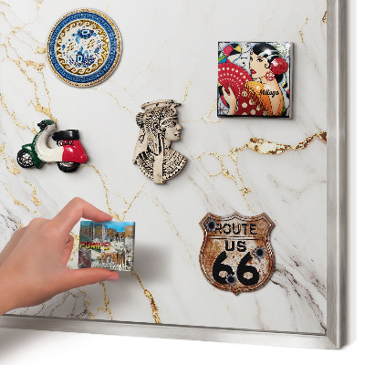 Decoratief metalen magneetbord in een zilveren lijst Marmeren elegantie