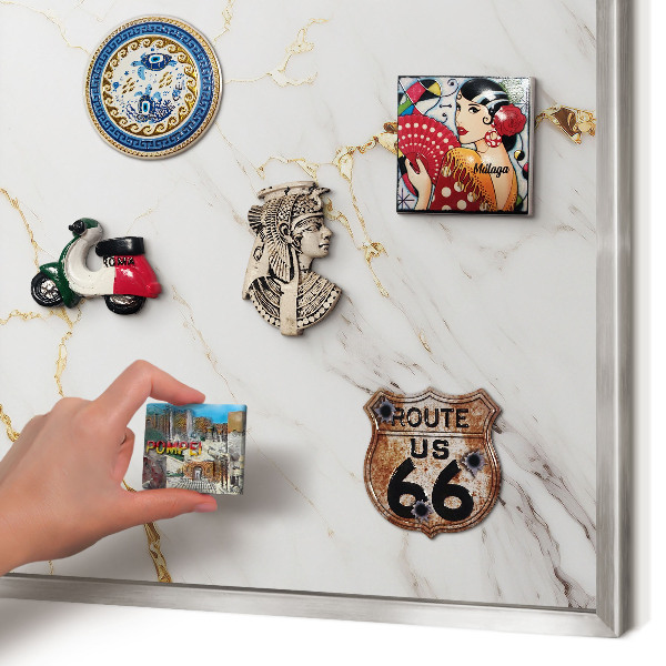 Decoratief metalen magneetbord in een zilveren lijst Marmeren elegantie