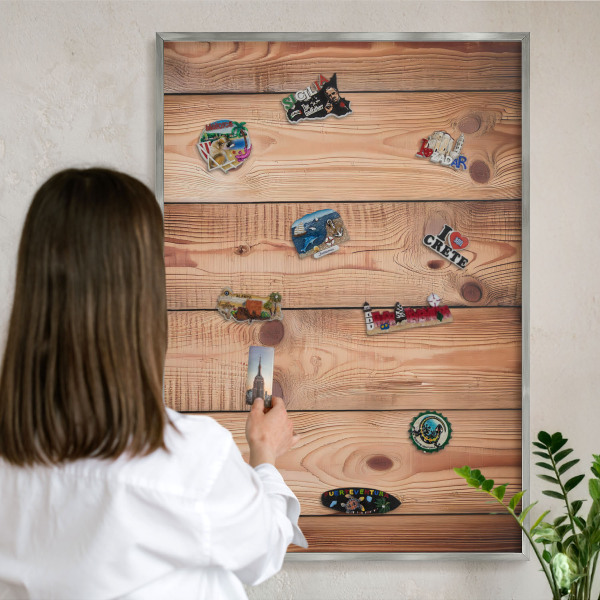 Magneetbord voor souvenir magneten met zilveren lijst Houten planken