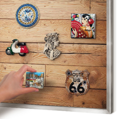 Decoratief metalen magneetbord in een zilveren lijst Houten planken