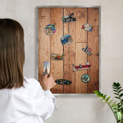 Decoratief metalen magneetbord in een zilveren lijst Houten planken
