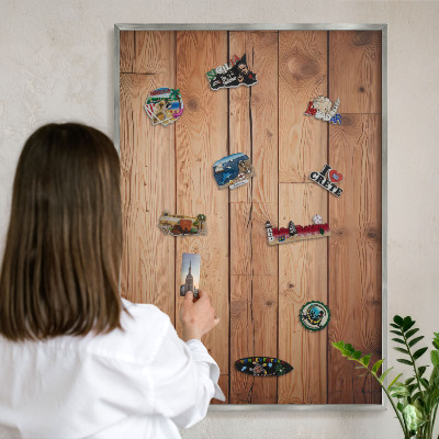 Decoratief metalen magneetbord in een zilveren lijst Houten planken