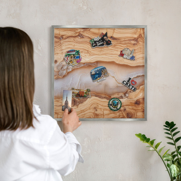 Magneetbord voor souvenir magneten met zilveren lijst Houten elegantie