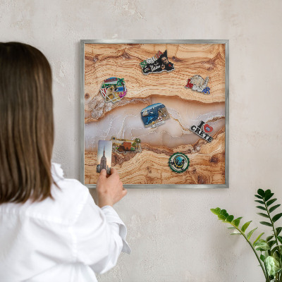 Magneetbord voor souvenir magneten met zilveren lijst Houten elegantie
