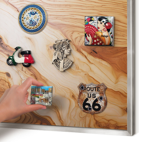 Decoratief metalen magneetbord in een zilveren lijst Houtstructuur