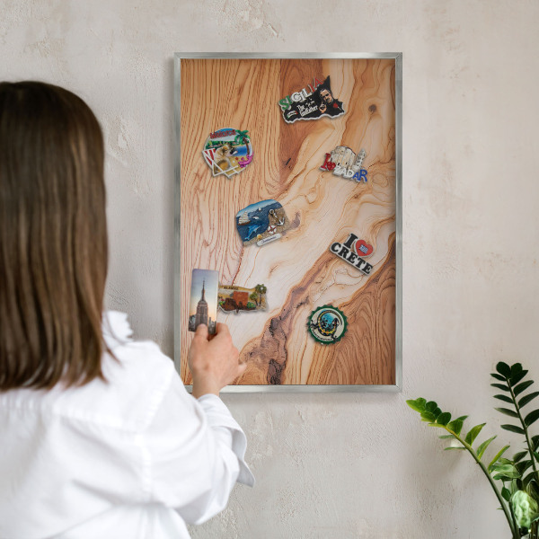 Decoratief metalen magneetbord in een zilveren lijst Houtstructuur