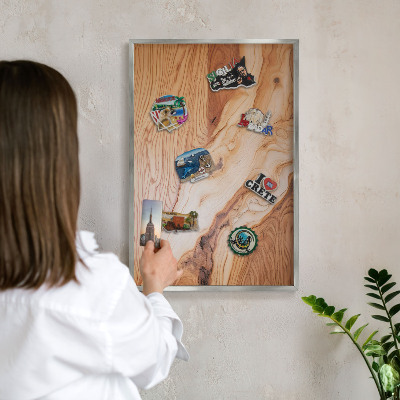 Decoratief metalen magneetbord in een zilveren lijst Houtstructuur
