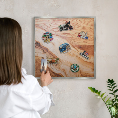 Decoratief metalen magneetbord in een zilveren lijst Houtstructuur