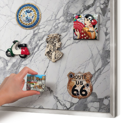 Decoratief metalen magneetbord in een zilveren lijst Marmeren elegantie