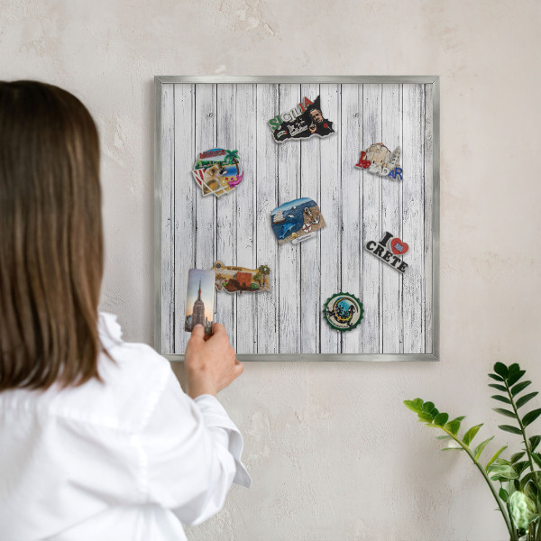 Decoratief metalen magneetbord in een zilveren lijst Licht hout