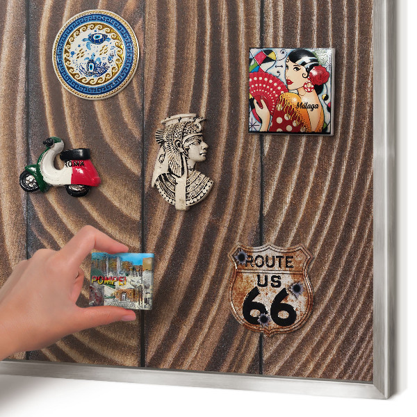 Magneetbord voor souvenir magneten met zilveren lijst Houtstructuur