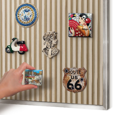 Magneetbord voor souvenir magneten met zilveren lijst Houten latten