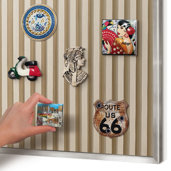 Magneetbord voor souvenir magneten met zilveren lijst Houten latten