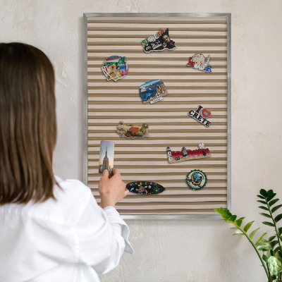 Magneetbord voor souvenir magneten met zilveren lijst Houten latten