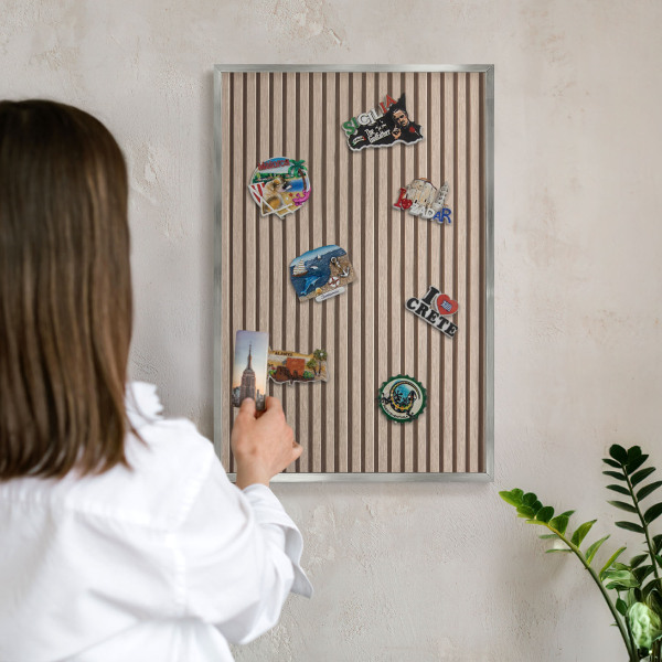 Decoratief metalen magneetbord in een zilveren lijst Rustige structuur