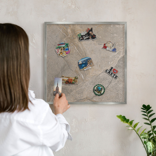 Decoratief metalen magneetbord in een zilveren lijst Beige steen