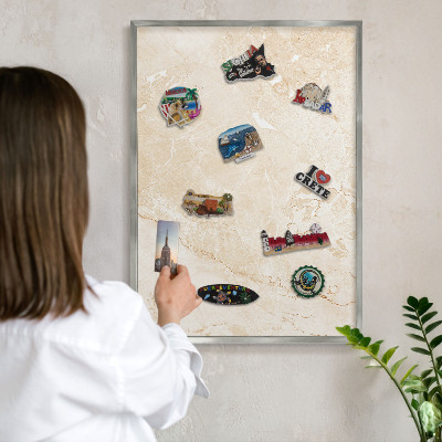 Magneetbord voor souvenir magneten met zilveren lijst Delicaat marmer