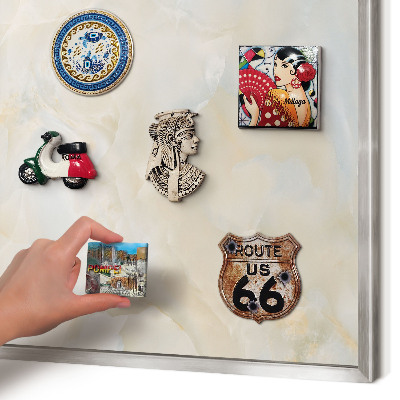 Decoratief metalen magneetbord in een zilveren lijst Subtiele elegantie