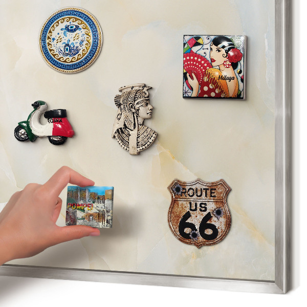 Decoratief metalen magneetbord in een zilveren lijst Subtiele elegantie