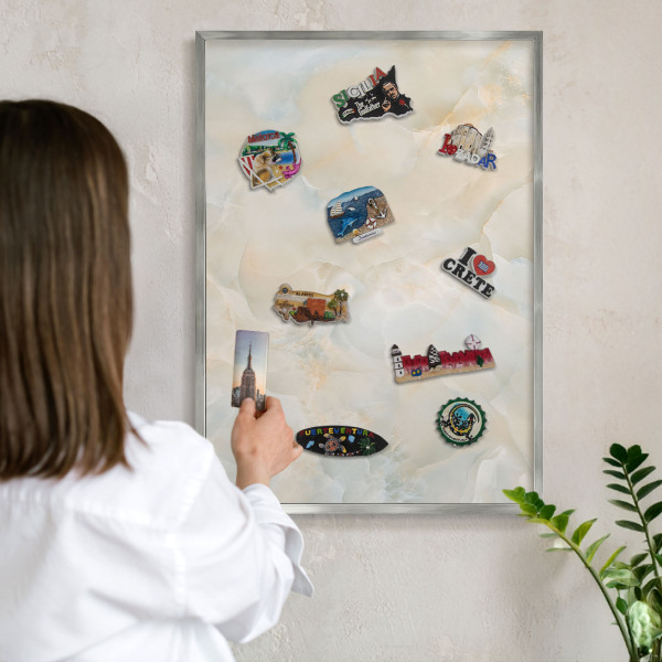 Decoratief metalen magneetbord in een zilveren lijst Subtiele elegantie