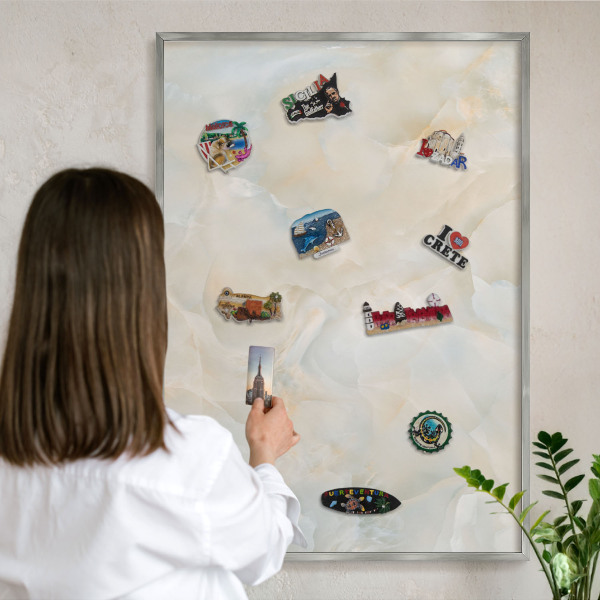 Decoratief metalen magneetbord in een zilveren lijst Subtiele elegantie