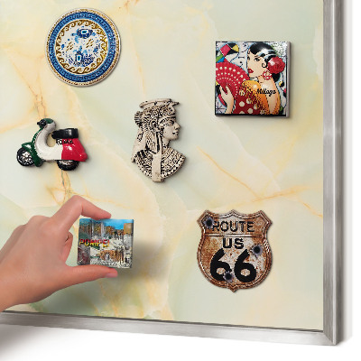 Decoratief metalen magneetbord in een zilveren lijst Marmeren elegantie