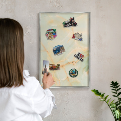 Decoratief metalen magneetbord in een zilveren lijst Marmeren elegantie