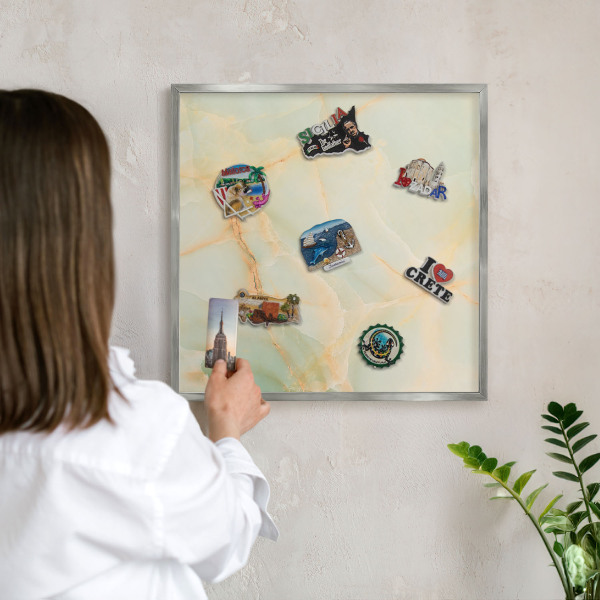 Decoratief metalen magneetbord in een zilveren lijst Marmeren elegantie