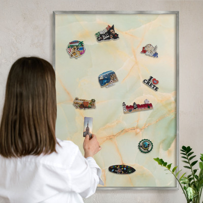 Decoratief metalen magneetbord in een zilveren lijst Marmeren elegantie