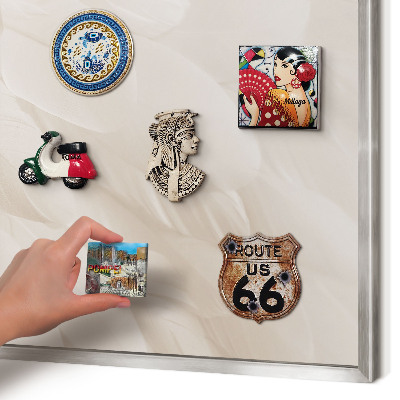 Decoratief metalen magneetbord in een zilveren lijst Crèmekleurige veren