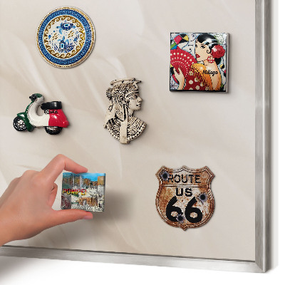 Decoratief metalen magneetbord in een zilveren lijst Crèmekleurige veren