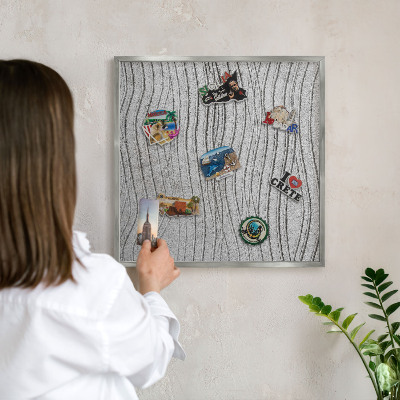 Decoratief metalen magneetbord in een zilveren lijst Grijze golven